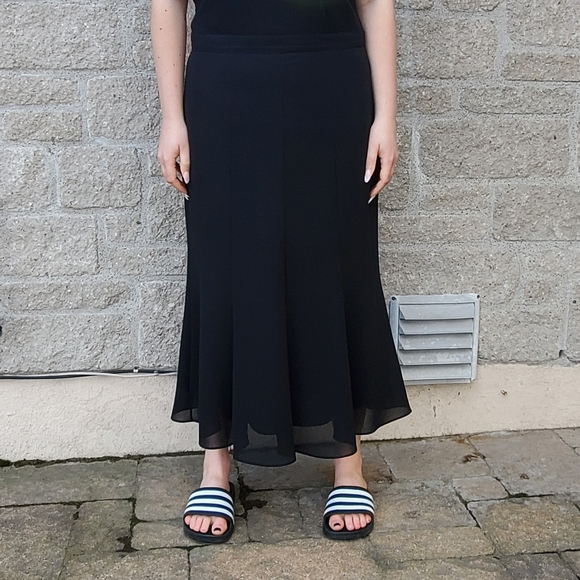 Black skirt - Picture 2 of 4